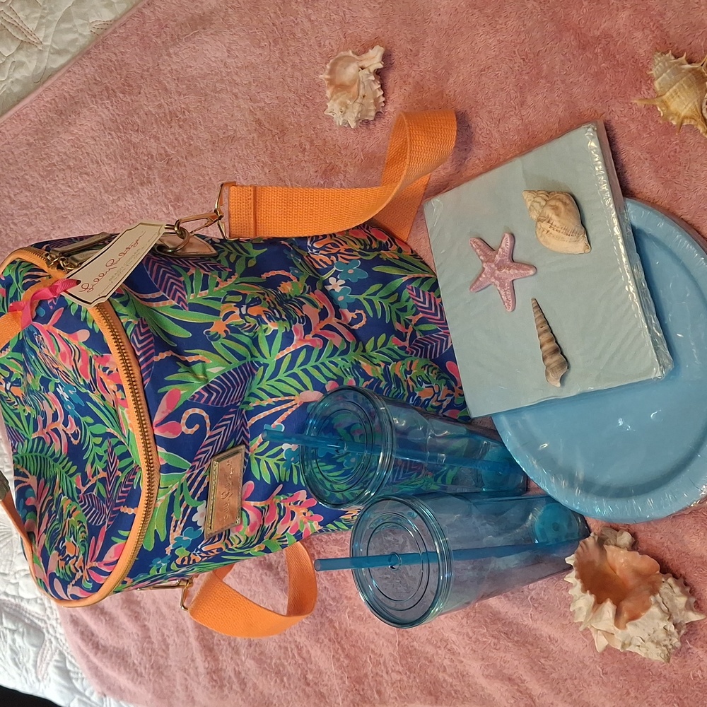 Lilly Pulitzer Cooler- CoolerNWT Borealis How You Like …